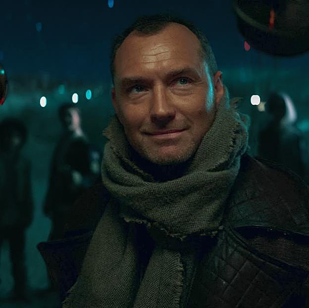 Jude Law como Jod Na Nawood en una imagen de la serie Tripulación Perdida. 