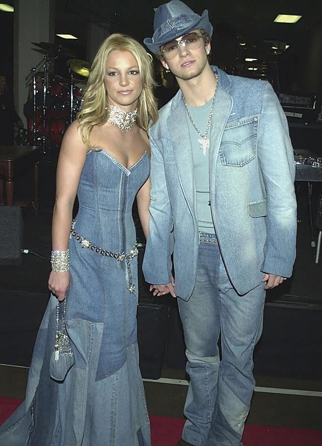 Imagen - Britney Spears y Justin Timberlake combinan sus looks con sendos canadian tuxedos en los AMA's 2001.