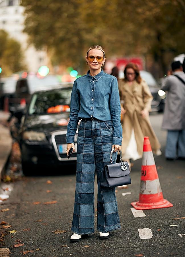 Imagen - Canadian tuxedo visto en street style con pantalón en versión patchwork.