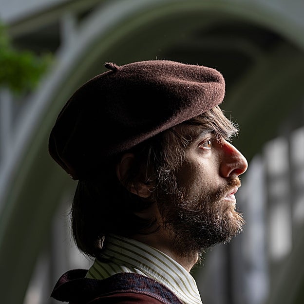 David Uclés es un bohemio de Jaén que toca el arpa y el acordeón. / 