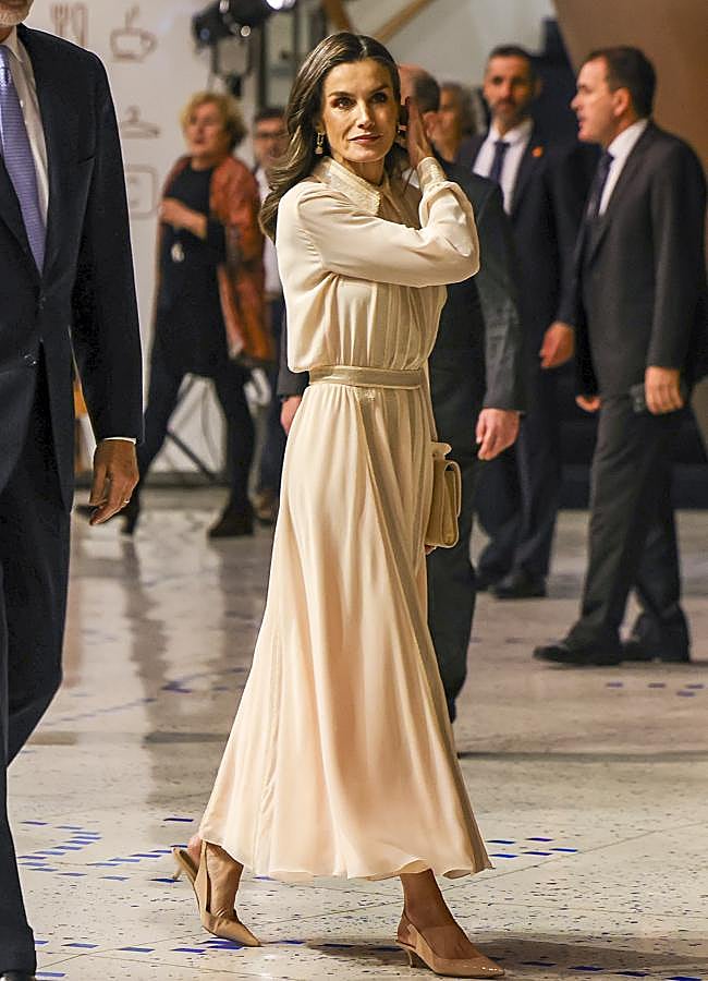 Imagen - La reina Letizia ha estrenado un conjunto de Teresa Helbig en la ópera de Bilbao y lo ha combinado con zapatos de Magrit y pendientes de Sure Jewels. Foto: Gtres.