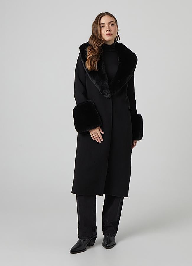 Imagen - Abrigo negro con cuello y puños de pelo de Hannibal Laguna, 450 euros .