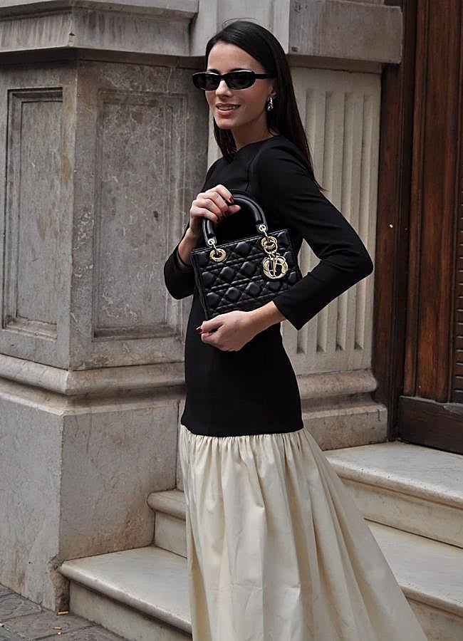 Imagen - Influencer con bolso negro acolchado pequeño/@ZINAFASHIONVIBE