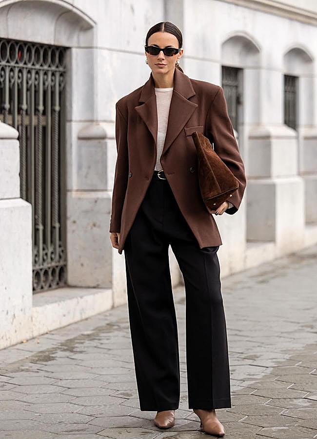 Imagen - Influencer con bolso de ante marrón grande/@ZINAFASHIONVIBE