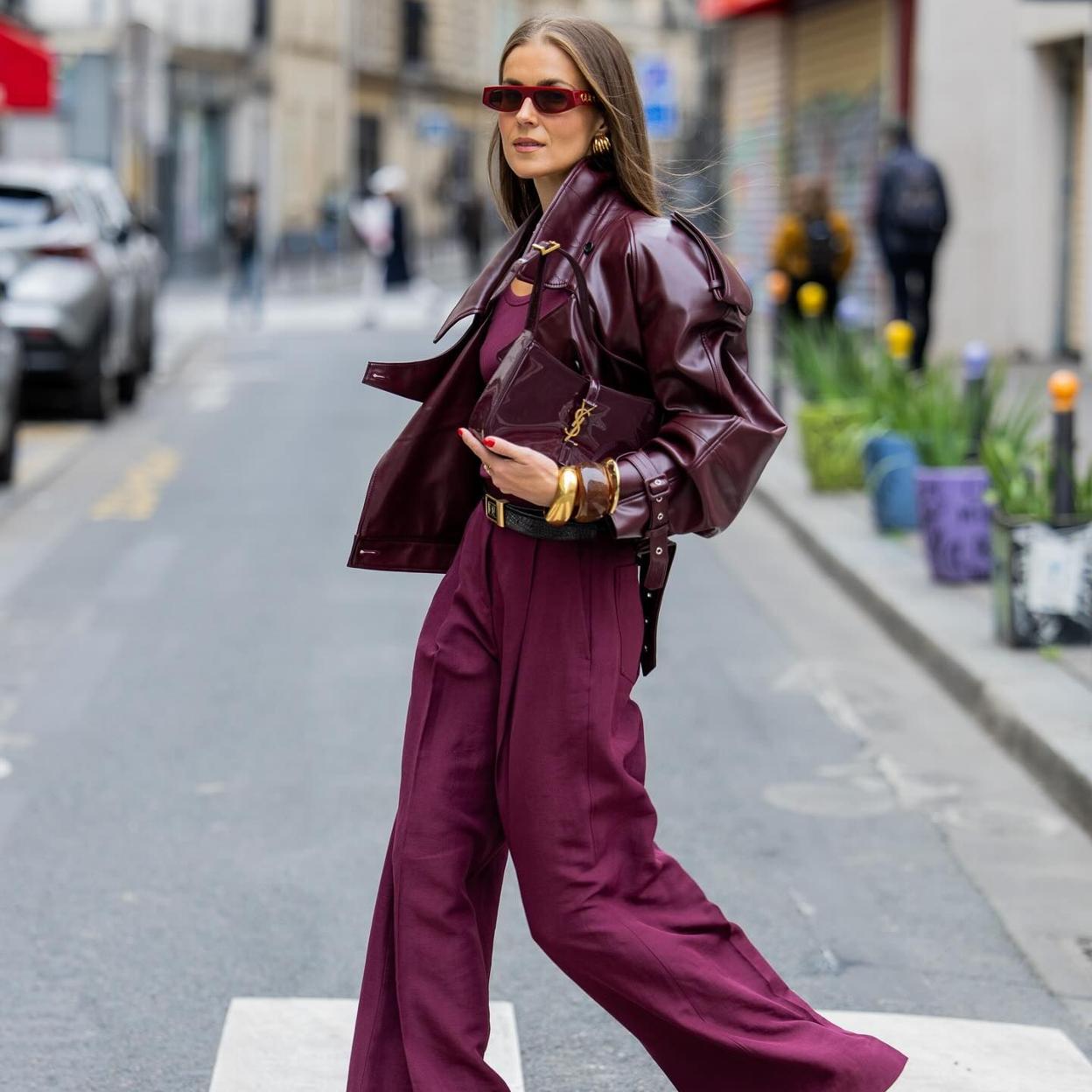 Influencer con chaqueta burdeos tendencia