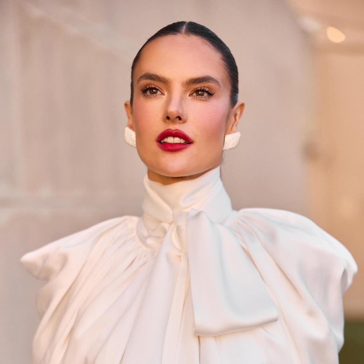 Alessandra Ambrosio con maquillaje efecto buena cara