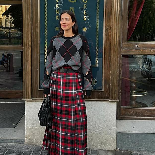 Las faldas de cuadros conquistan las calles y a las mujeres de 40 y 50