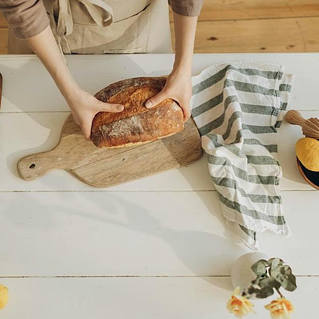 El pan saciante y antiinflamatorio que se hace en casa en apenas diez minutos con dos ingredientes