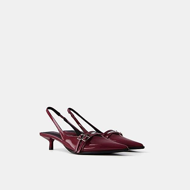Zapatos de tacón en burdeos de Bershka.