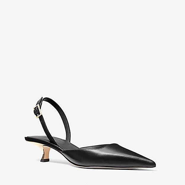 Zapato de tacón en negro de Michael Kors.