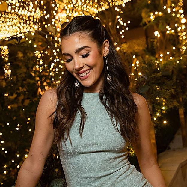 Anna Padilla con un semirecogido.