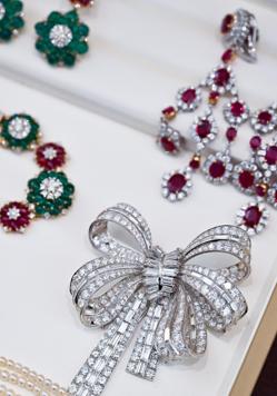 Imagen secundaria 2 - Detalle de algunas de las joyas vistas en el Baile de Debutantes. 