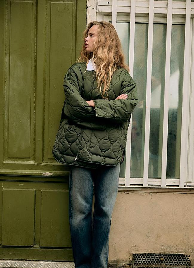 Imagen - Chaqueta oversize acolchada en verde de Zara.
