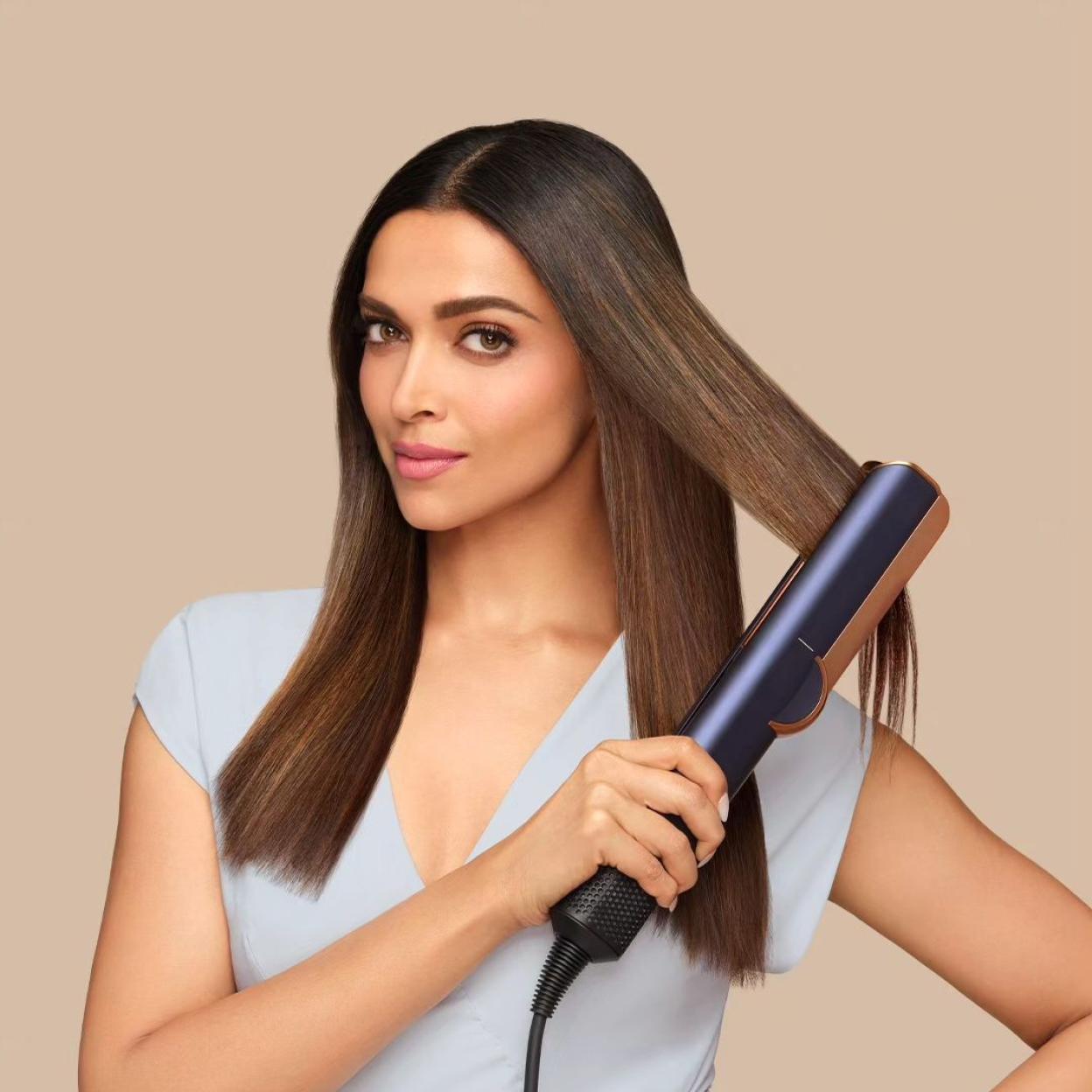 Modelo usando plancha de pelo