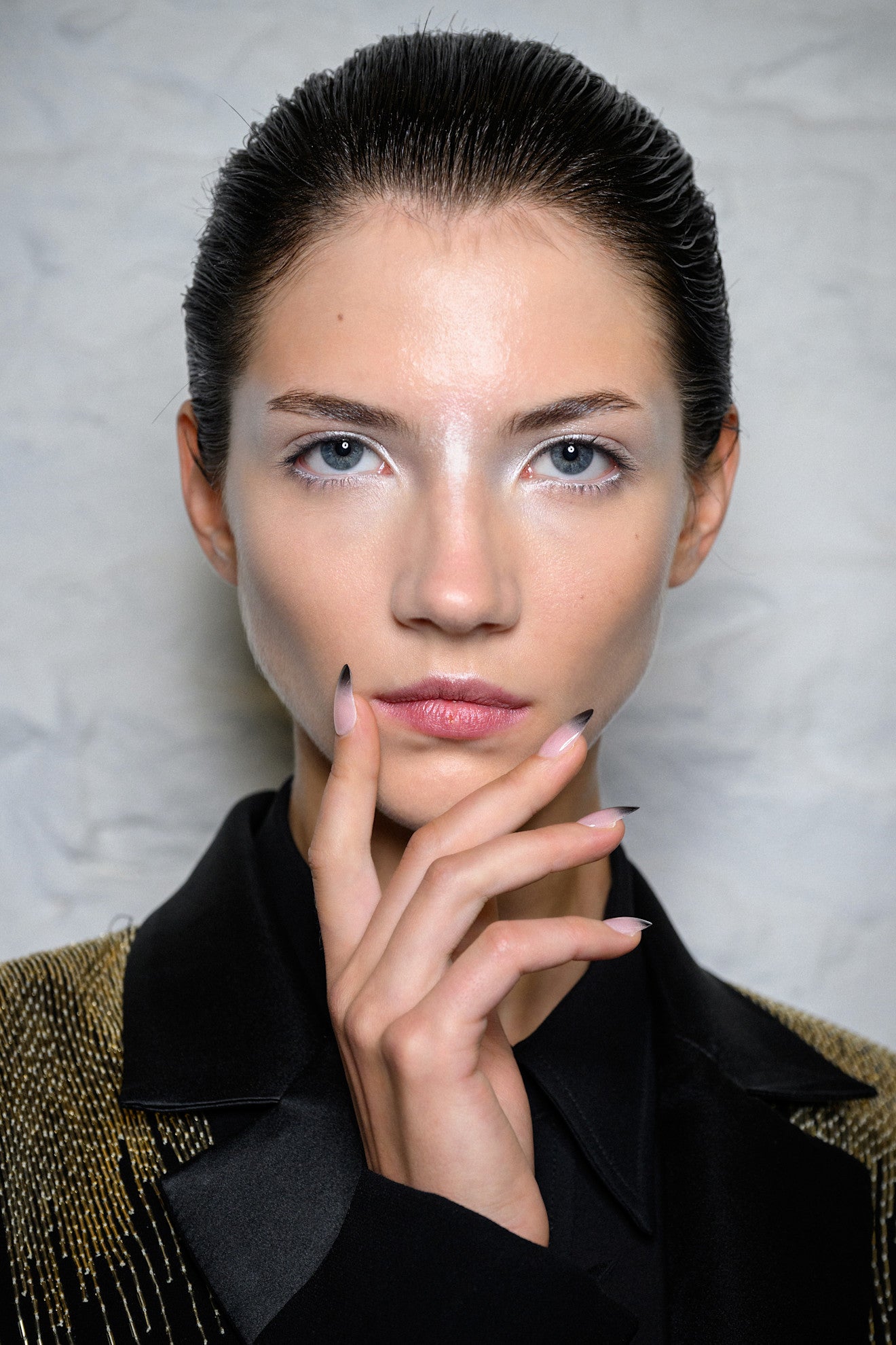 Imagen - Manicura francesa smokey. Foto: Launchmetrics spotlight.