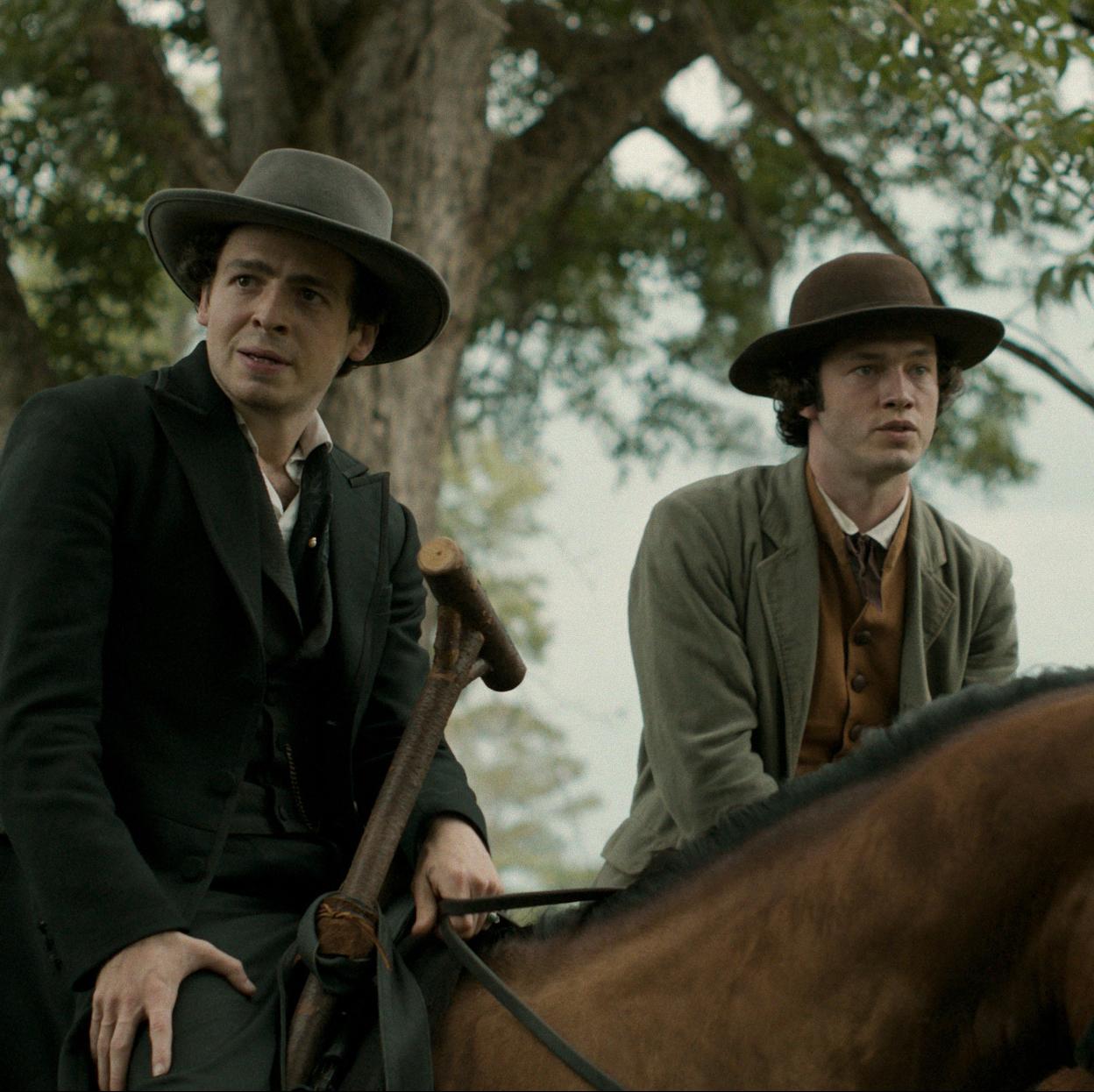 Anthony Boyle y Will Harrison en una imagen de la miniserie de Apple TV+, Manhunt: la caza del asesino.