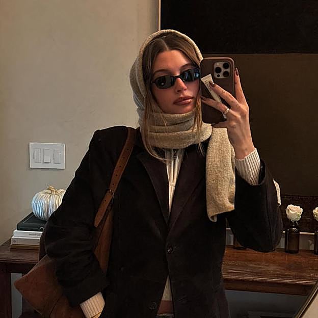 Hailey Bieber con bufanda al estillo balaclava.