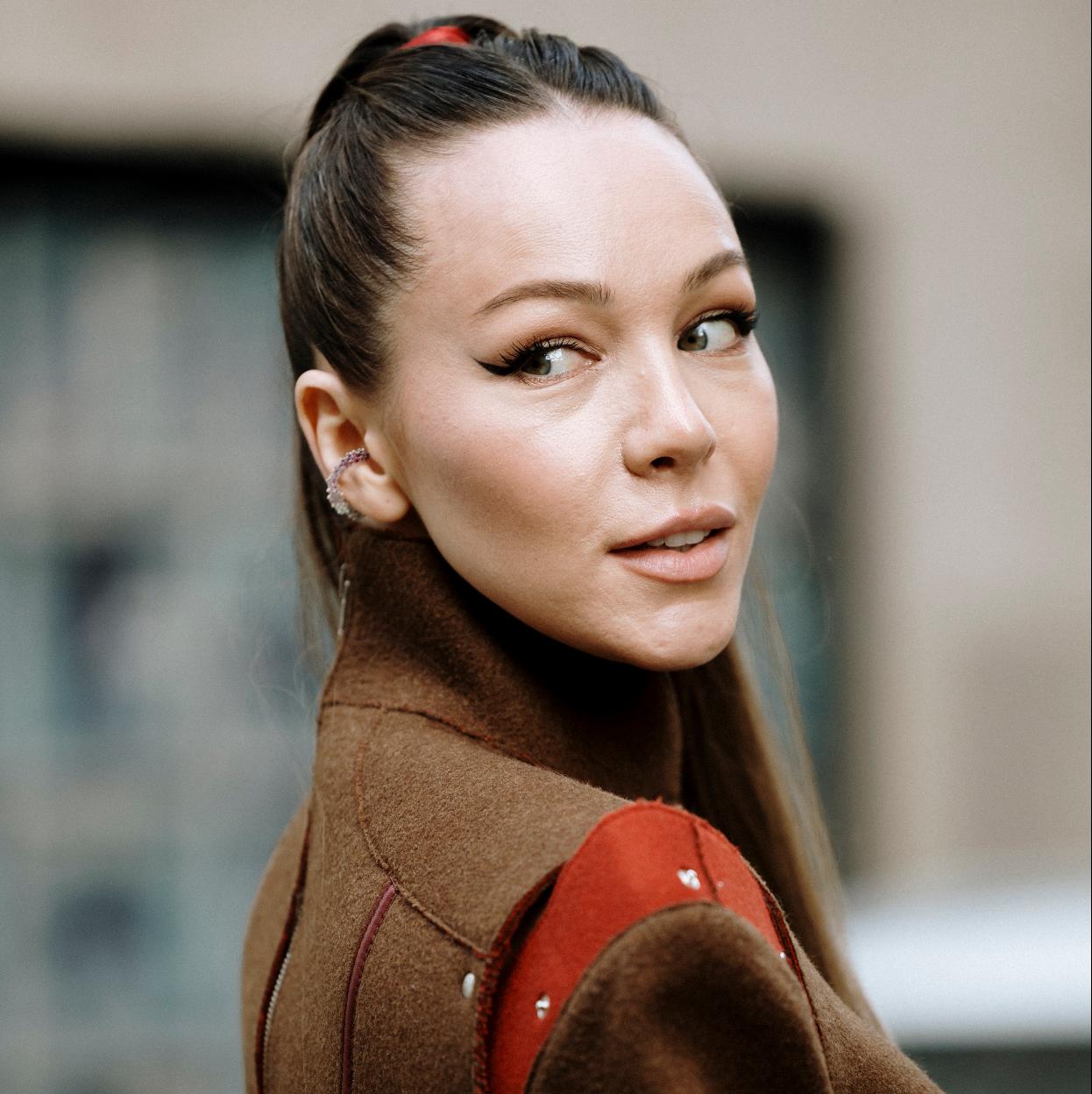 Influencer con eyeliner para párpado caído.