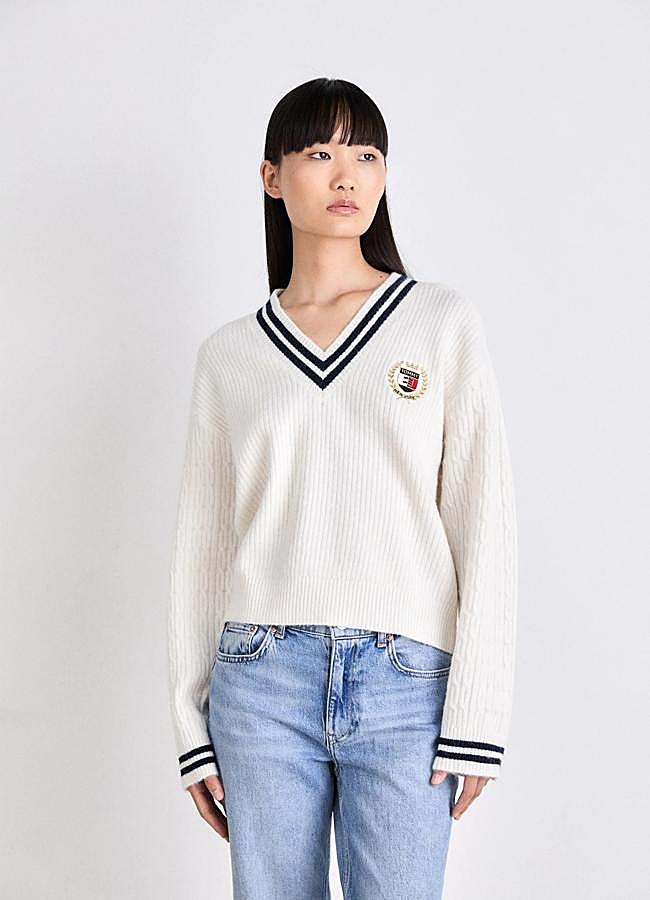 Imagen - Jersey blanco con cuello azul marino de Tommy Jeans, 105,95 euros.