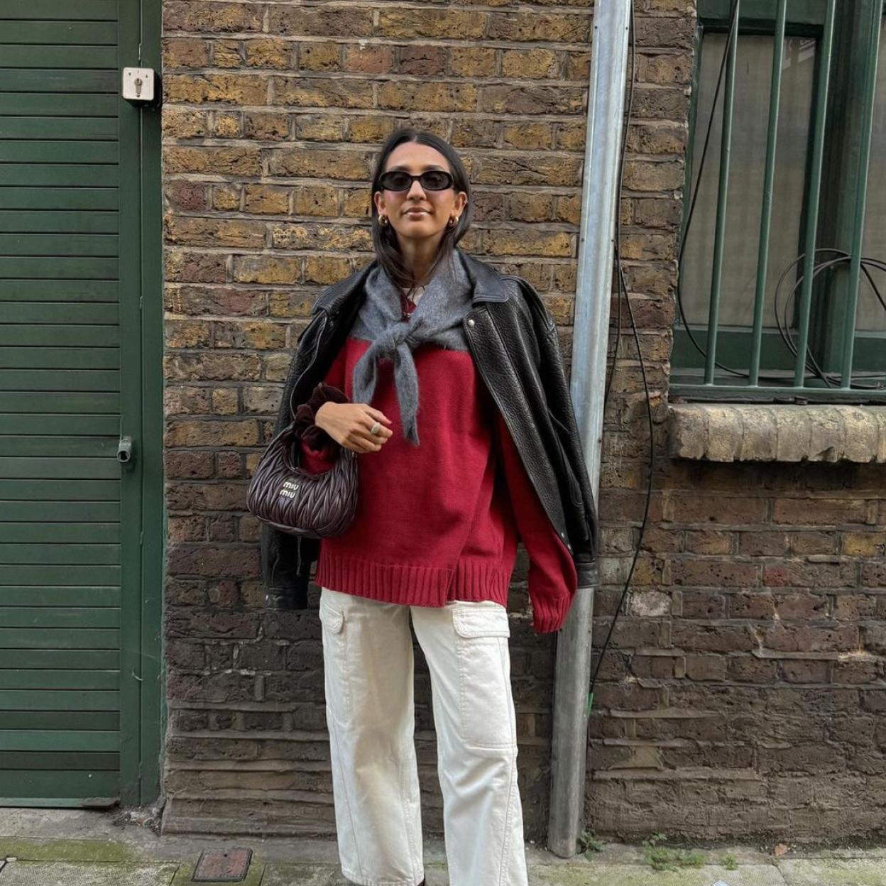 Así es el look con pantalones cargo y mocasines que lucirás en la oficina