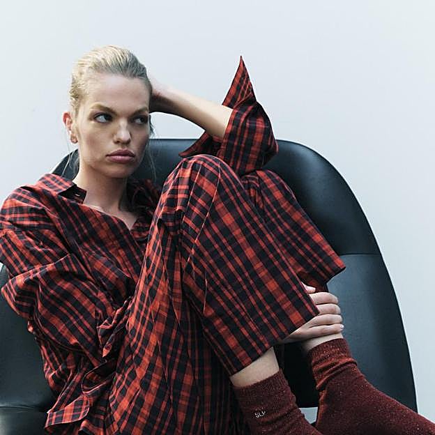 Imagen principal - Conjunto pijama con estampado de cuadros de Zara.