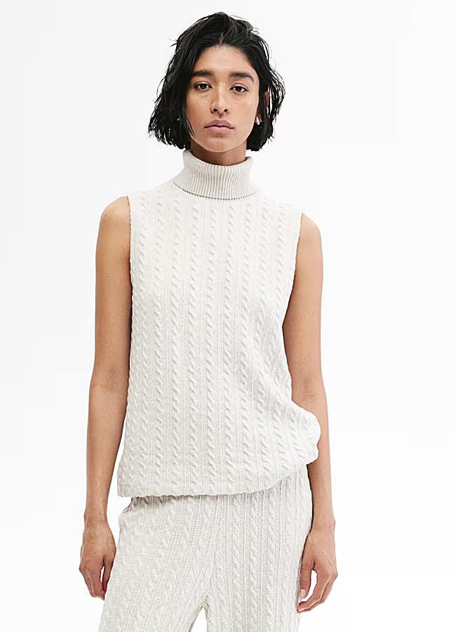 Imagen - Chaleco blanco con cuello alto de H&M, 29,99 euros.