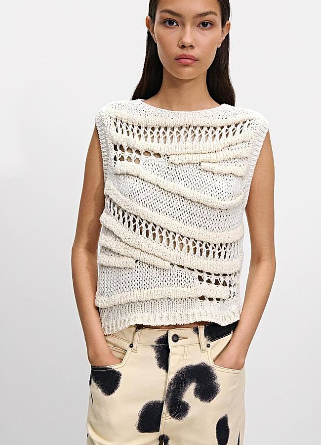 Imagen - Chaleco color crema con relieves de Parfois, 35,99 euros.