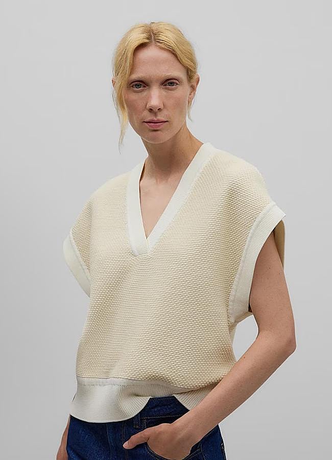 Imagen - Chaleco bicolor blanco y crema de Adolfo Domínguez, 49 euros.