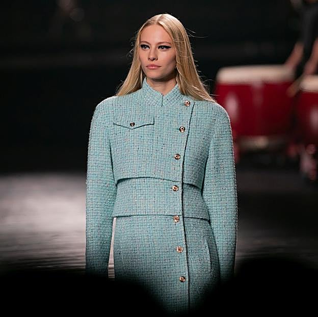 Imagen principal - Looks del último desfile Métiers d'art de Chanel.