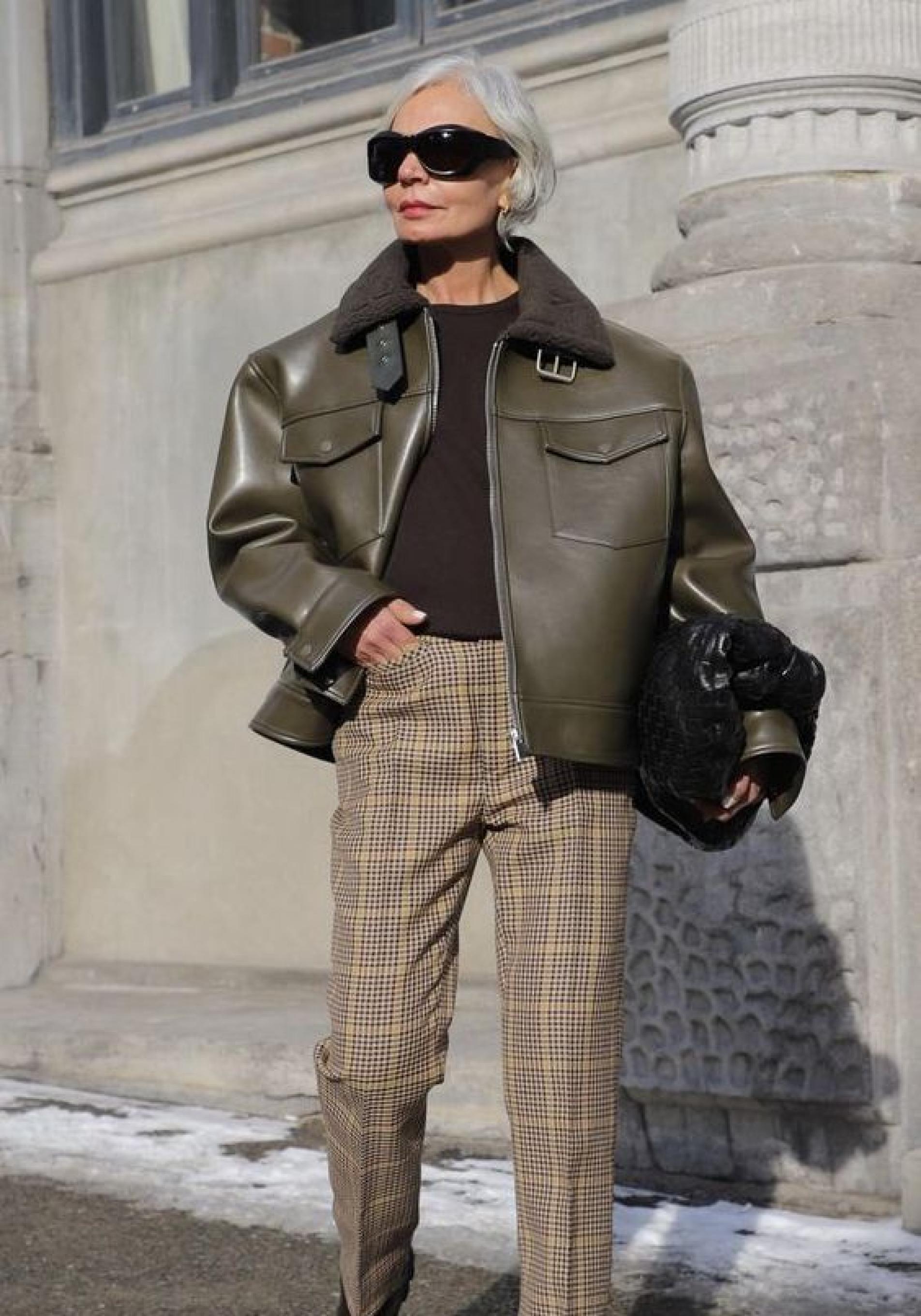 Influencer mayor de 50 años con chaqueta de aviador