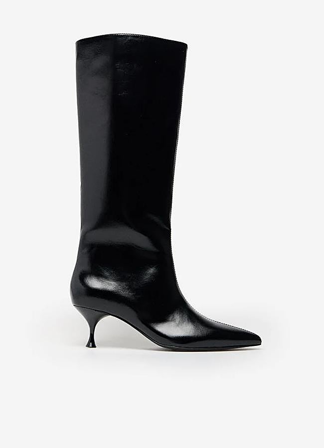 Imagen - Botas altas con tacón bajito y efecto satinado de Cortefiel.