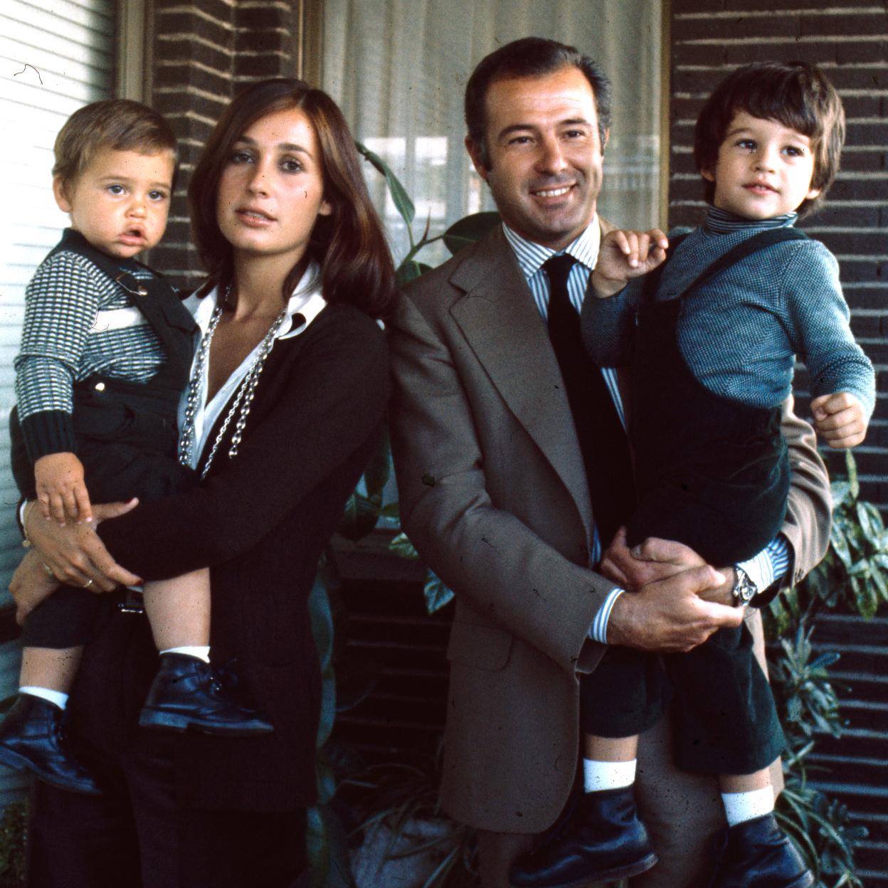 Carmen Martínez-Bordiú y el duque de Cádiz, con sus dos hijos. 