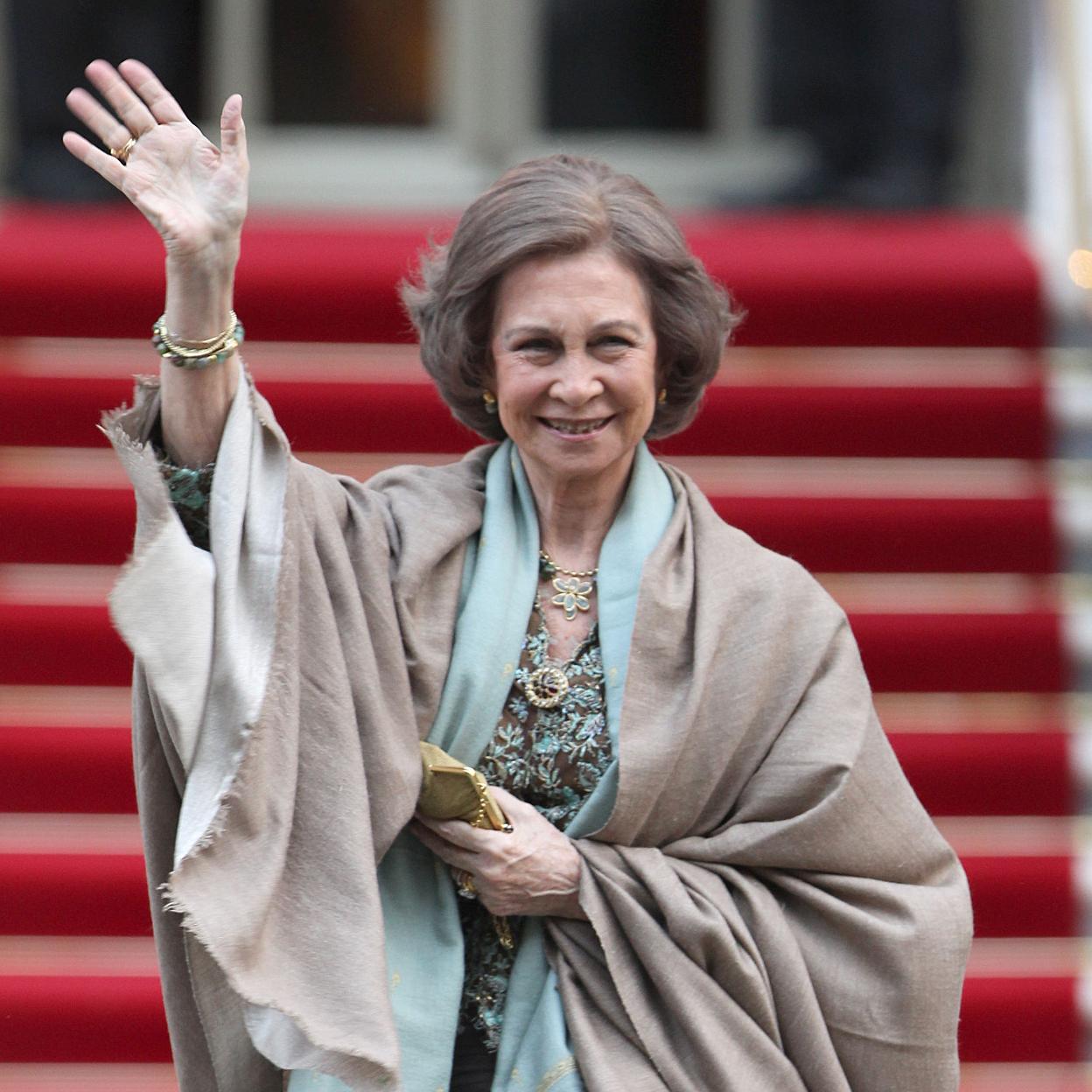 La reina Sofía, con un look impresionante de Margarita Nuez en la cena de gala previa a la boda del prínicipe Guillermo y Kate Middleton.