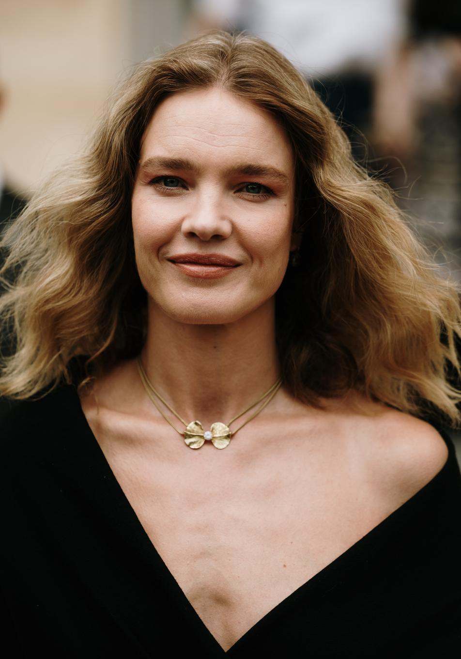 Jerséis off the shoulder para estar elegante esta temporada a los 50 sin pasar frío