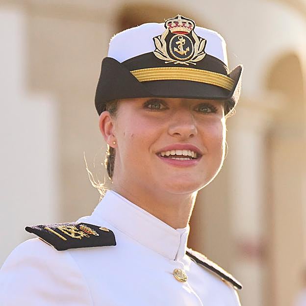 La princesa Leonor se va de fiesta para despedirse de Marín antes de embarcar en Elcano: baile, abrazos y complicidad