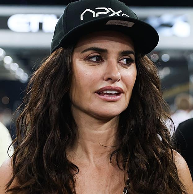 El look con vaqueros de Chanel de Penélope Cruz para ir a la Fórmula 1: saca su versión más moderna en Abu Dhabi