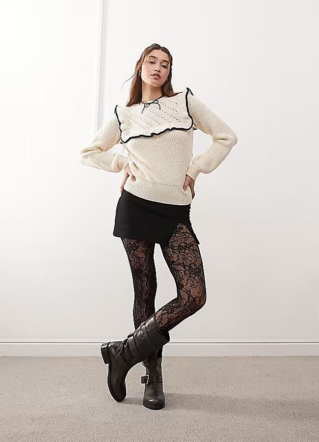 Imagen - Jersey romántico combinado con prendas negras al estilo romance dark