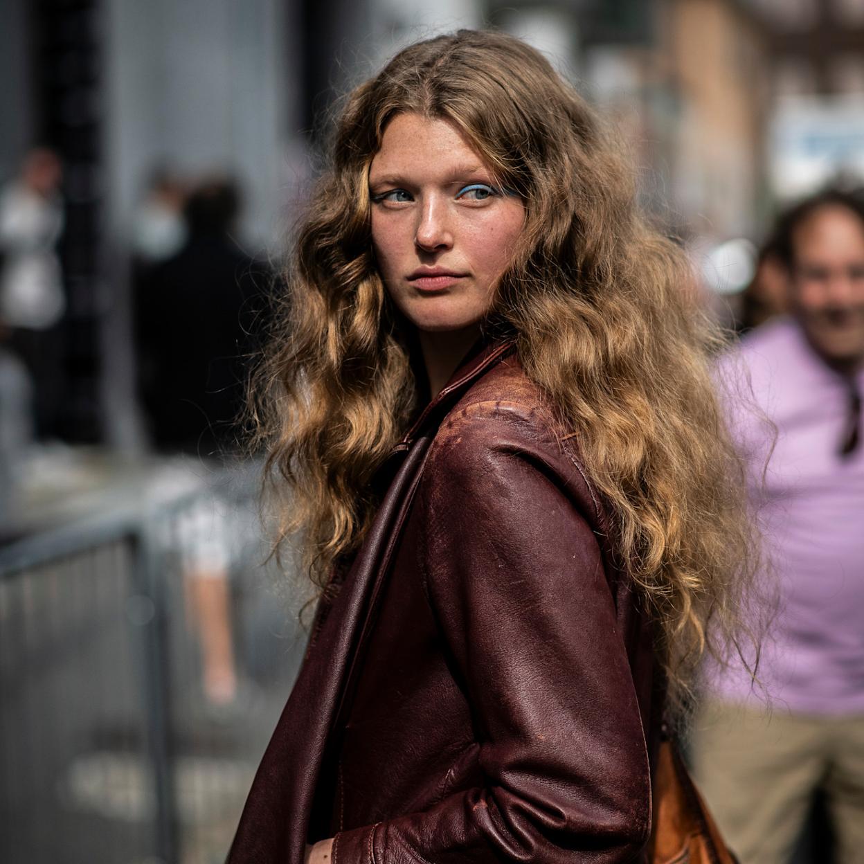 Mujer con piel iluminada