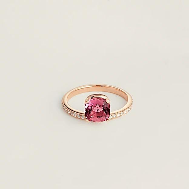 Solitario con piedra rosa de Hermès.
