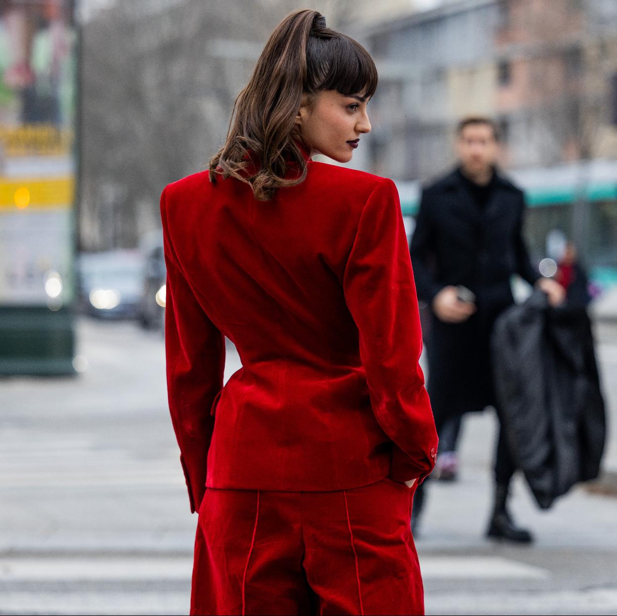 Influencer con blazer de terciopelo en look de fiesta