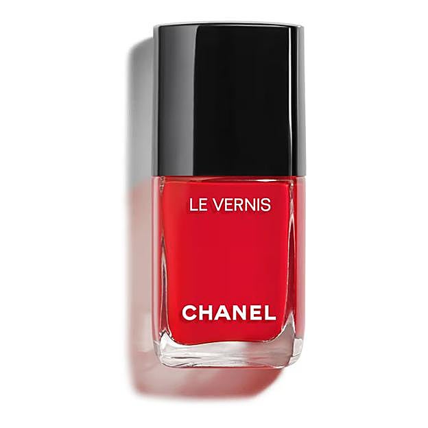 Esmalte de uñas en rojo Le Vernis de Chanel.