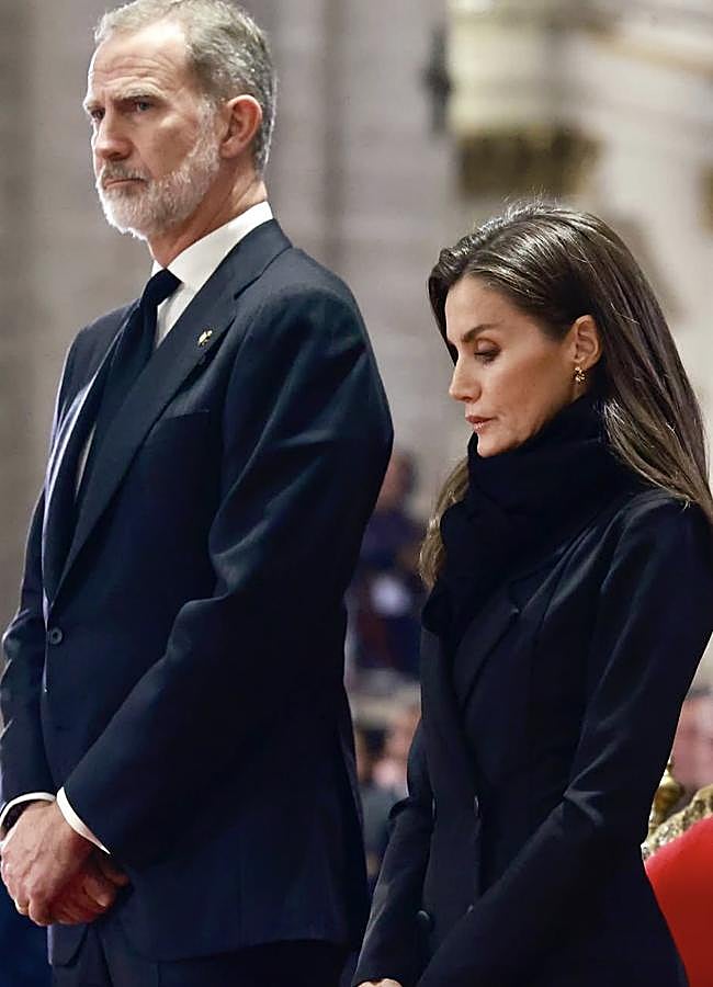 Imagen - Los reyes Felipe y Letizia ocuparon un lugar destacado en el presbiterio de la Catedral de Valencia durante la misa funeral por los 222 fallecidos a consecuencia de la Dana. (FOTO: CASA REAL) 