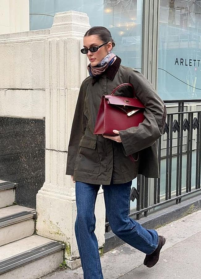 Imagen - Abrigo Barbour con pañuelo estampado y bolso burdeos/@sobalera