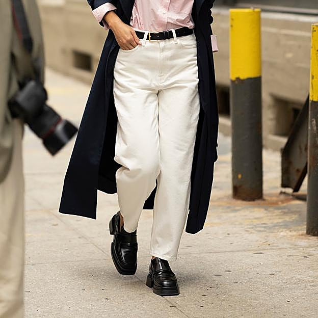 Mocasines en burdeos para elevar tus looks básicos con vaqueros