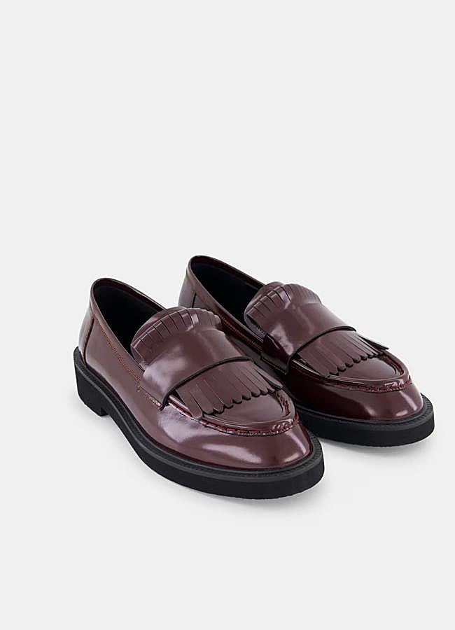 Imagen - Mocasines en burdeos con flecos de Latouche (99 euros).