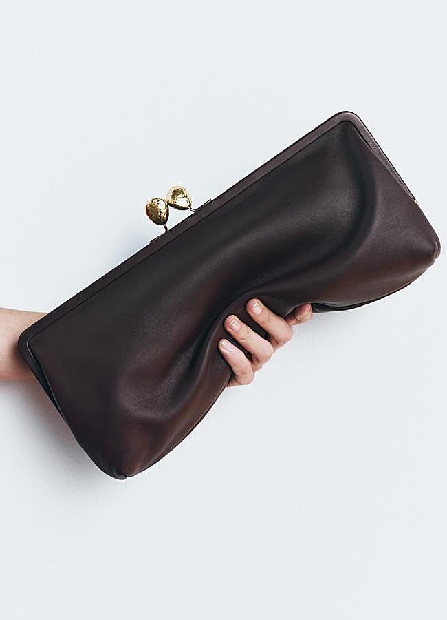 Imagen - Bolso de mano con cierre joya de Zara (79,95 euros).