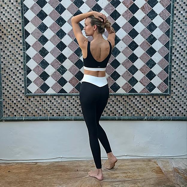 Mujer haciendo ejercicio de glúteos. 