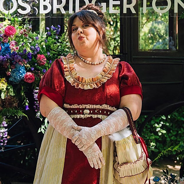 La humorista, al mejor estilo Bridgerton. 