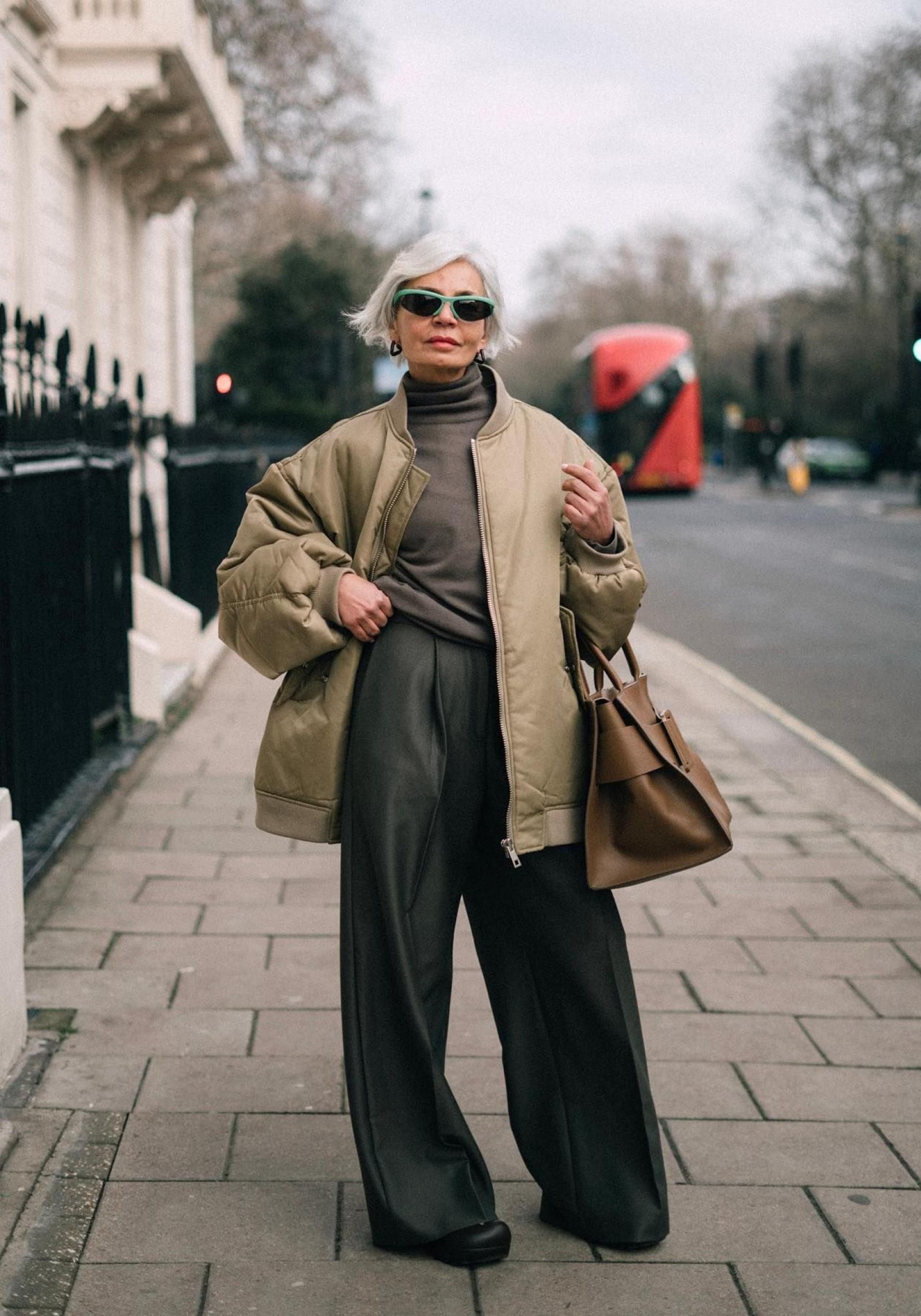 Influencer mayor de 50 años con pantalones de traje anchos