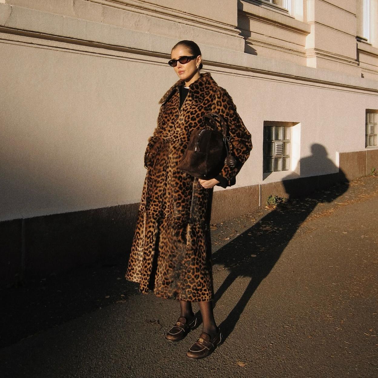 Influencer con abrigo de leopardo